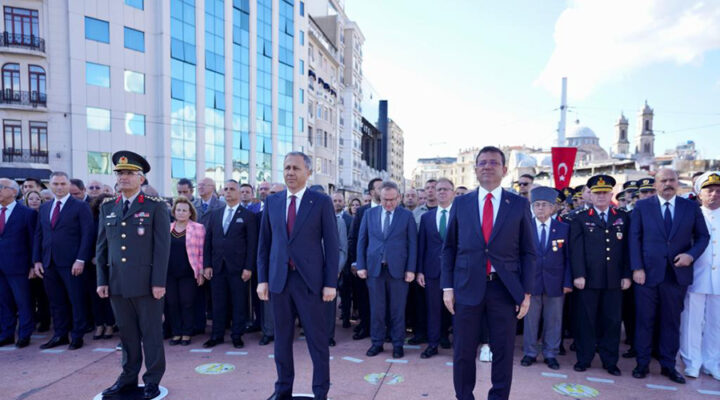 ‘İstanbul’un Kurtuluşu Taksim’de kutlandı
